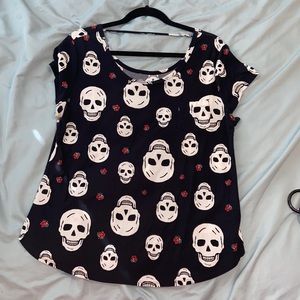 Skull t shirt, fits small.